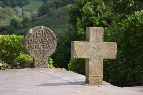 Kirsti, Kapinės, Baskų, Bažnyčia, Akmeninis Kryžius