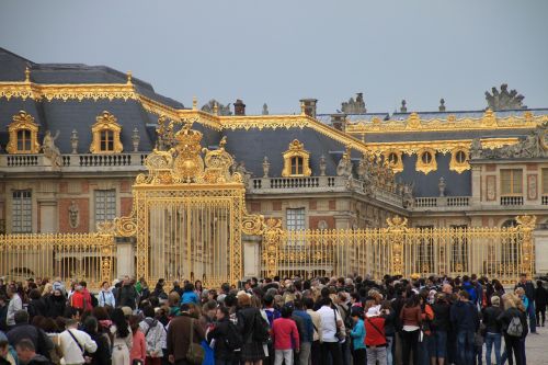 Minios, Versailles, Žmogus