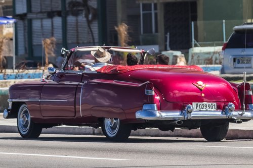 Kuba,  Havana,  Malecon,  Almendron,  Cadillac,  Raudona,  Klasikinis,  Automobilių,  Kabrioletas,  Transporto Priemonės,  Taksi,  Vairuoti
