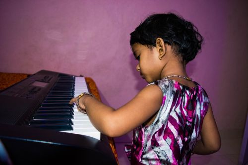 Cute Girl Playing Piano, Maža Mergaitė, Fortepijonas, Vaikas, Muzikinis, Vaikas, Mergaitė, Mielas, Muzika, Instrumentas, Talentas, Žaidėjas, Mažai, Mokytis, Ranka, Laisvalaikis, Žaisti, Praktikuojantis, Praktika, Žaisti, Klaviatūra, Pianistas, Moteris, Linksma