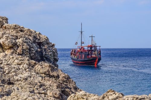 Kipras, Cavo Greko, Kruizinis Laivas, Turizmas, Laisvalaikis, Piratų Laivas, Mėlynas, Uolos, Uolos Pakrantė, Jūra