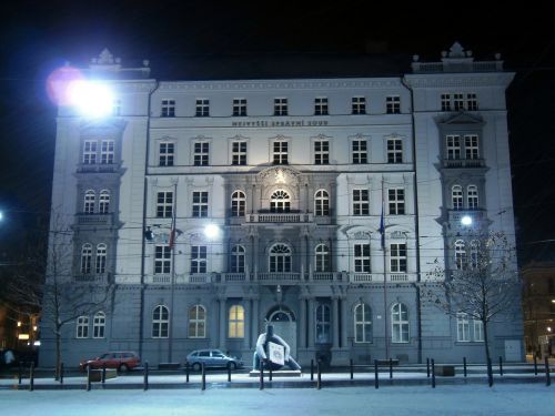 Čekijos Respublika, Aukščiausiasis Teismas, Pastatas, Orientyras, Istorinis, Naktis, Vakaras, Žibintai, Žiema, Sniegas, Architektūra, Įstatymai, Lauke
