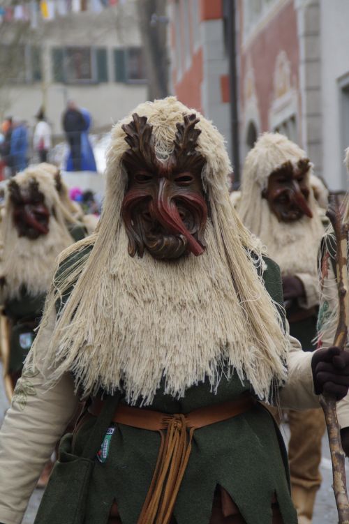 Daemon, Strassenfasnet, Kvailys Šokti, Švabijos Alemannic, Fasnetas, Judėti, Haes, Karnavalas, Kaukes, Maskaradas, Kostiumas, Skydas, Tradicija, Muitinės, Haestraeger, Medinė Kaukė, Raižyti, Pagal Užsakymą, Figūra, Gildijos Grupė, Kvailių Gildija, Švenčia Pirmadienį, Penktasis Sezonas, Zany Goings-On