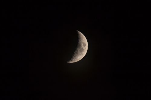 Tamsi, Naktis, Mėnulis
