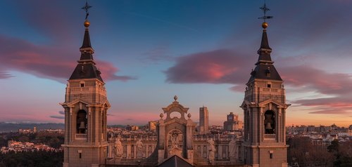 Dawn,  Panoraminis,  Almudena,  Madridas,  Fasadas,  Kampanijos,  Torres