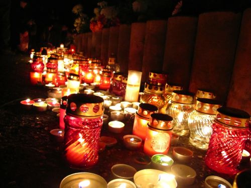 Mirusiųjų Diena, Žvakės, Žmonės, Kapai, Žibintai