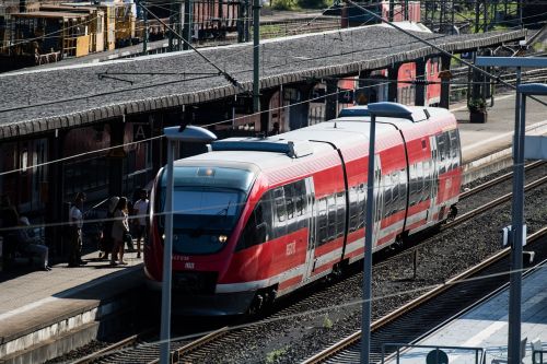 Db, Deutsche Bahn, Traukinys, Regioninis Traukinys, Viešosios Transporto Priemonės, Geležinkelis, Atrodė, Geležinkelių Transportas, Kelionė, Transportas, Ryšys, Eismas, Öpnv, Hesse, Keleiviai, Regioninis Eismas, Centrinė Stotis, Geležinkelio Bėgiai, Likti, Platforma, Hbf, Koncentratorius