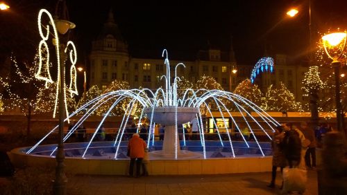 Debrecen Hungarian, Fontanas, Naktį