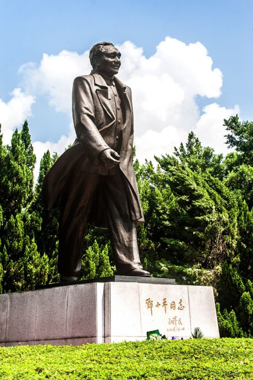 Deng Xiaopingas, Skulptūra, Mėlynas Dangus Ir Balti Debesys, Statula