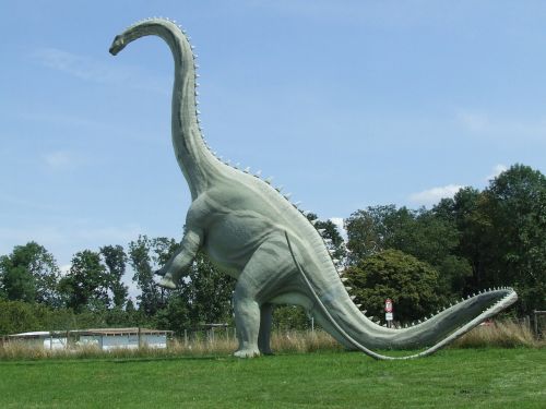 Dinozauras, Pirmasis Milžinas, Figūra