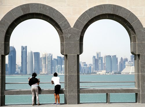 Doha,  Miestas,  Muziejus,  Islamo,  Menas,  Turistai,  Du,  Žmonių,  Nuolatinis,  Atpalaiduojantis,  Ramybės,  Architektūra,  Skyline,  Toli,  Jūra,  Pajūrio,  Nuostabi,  Infrastruktūra,  Kultūra,  Arabų,  Istorija,  Istorinis