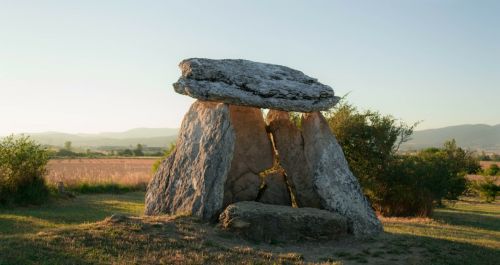 Dolmens, Saulėlydis, Alava