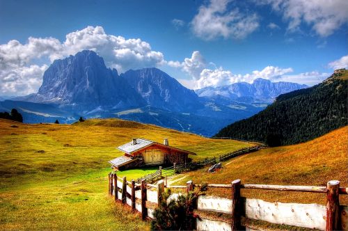 Dolomitai, Sassolungo, Kalnai, Italy, South Tyrol, Alpių, Rokas, Kraštovaizdis, Vaizdas, Plattkofel, Pieva, Alm, Kalnas, Gamta, Debesys, Laisvė, Dangus, Val Gardena, Saulė, Ruduo, Mėlynas Dangus, Namelis, Nuotaika