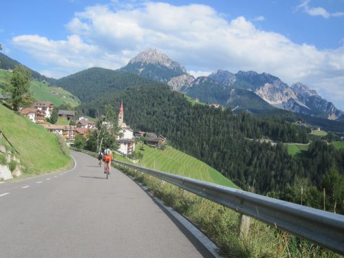 Dolomitai, Kalnai, Kraštovaizdis, Gamta, Miškas, Italy, Kelias, Dviračiu, Dviratininkai, Turistai, Išeiti, Vasara, Atostogos, Dviratis, Transalpos, Sportas, Šveicarija, Swiss, Alpių, Kalnas, Iššūkis, Vyras, Stiprus, Šventė, Daugiau, Kelionė, Toli, Taikinys, Kelias, Augalas, Greitai, Džiaugsmas, Linksma, Sėkmė, Pastangos