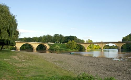 Dordogne, France, Kraštovaizdis, Dangus, Debesys, Miškas, Miškai, Medžiai, Upė, Vanduo, Apmąstymai, Tiltas, Architektūra, Vasara, Pavasaris, Žmonės, Valtis, Papludimys, Žolė, Augalai, Gamta, Lauke, Šalis, Kaimas, Vaizdingas