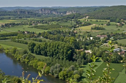 Dordogne, France, Dangus, Debesys, Kalnai, Vaizdingas, Miškas, Medžiai, Miškai, Laukai, Kaimas, Vista, Ūkis, Namai, Namai, Pastatai, Gamta, Lauke, Gražus, Šalis, Kaimas, Vasara, Pavasaris, Upė, Vanduo, Valtys