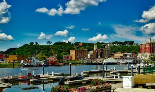 Dubuque, Iowa, Miestas, Miesto, Pastatai, Kranto, Prieplauka, Prieplauka, Laivai, Valtys, Dangus, Debesys, Miesto Panorama, Vaizdingas, Medžiai, Gėlės, Augalai, Uostas, Uostas, Įlanka, Apmąstymai, Hdr, Vaizdingas