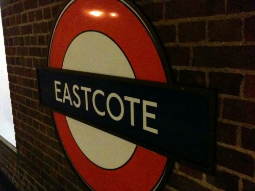 Po Žeme,  Eastcote,  Eastcote Londono Požeminis Ženklas