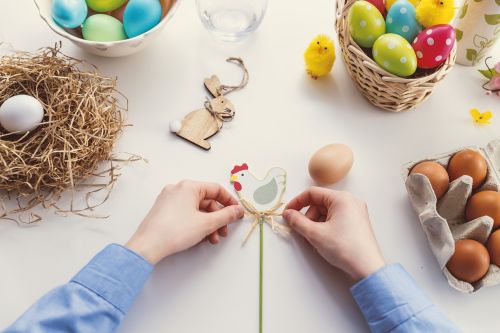 Velykos,  Kiaušinis,  Maistas,  Velykinis Kiaušinis,  Lizdas,  Šventė,  Ranka,  Rankos,  Kiaušiniai,  Mergaitė,  Kūrybingas,  Šventė,  Dizainas,  Laimingas,  Spalvinga,  Balta,  Dekoratyvinis,  Simbolis,  Pavasaris,  Apdaila,  Sezonas,  Be Honoraro Mokesčio