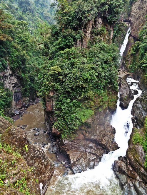 Ecuador, Krioklys, Akmenys