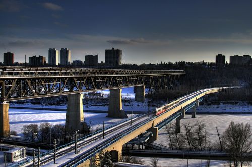 Edmontonas, Kanada, Tiltas, Tiltai, Pastatai, Upė, Vanduo, Dangoraižiai, Panorama, Miesto Panorama, Žiema, Sniegas, Ledas, Architektūra, Dangus, Debesys, Dusk, Lauke, Traukinys