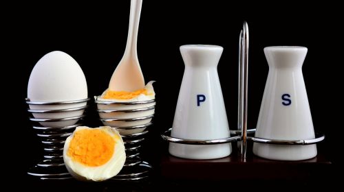 Kiaušinis, Kiaušinių Puodeliai, Pipirai Ir Druska, Druskinė, Metalas, Pusryčiai, Pusryčių Kiaušiniai, Virti Kiaušiniai