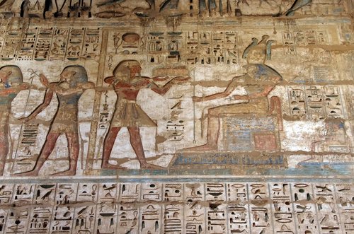 Egiptas,  Tėbai,  Medinet Habu-,  Šventykla,  Hieroglifai,  Skulptūra,  Spalva,  Apdaila,  Freska,  Architektūra,  Religija,  Menas