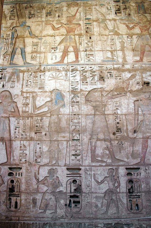 Egiptas,  Tėbai,  Medinet Habu-,  Šventykla,  Hieroglifai,  Skulptūra,  Spalva,  Apdaila,  Freska,  Architektūra,  Religija,  Menas,  Senovinis
