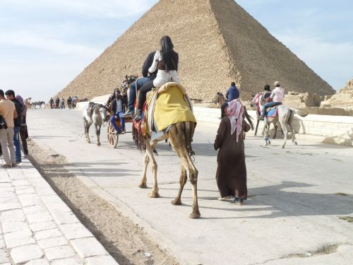 Egiptas, Piramidės, Per Gatvę