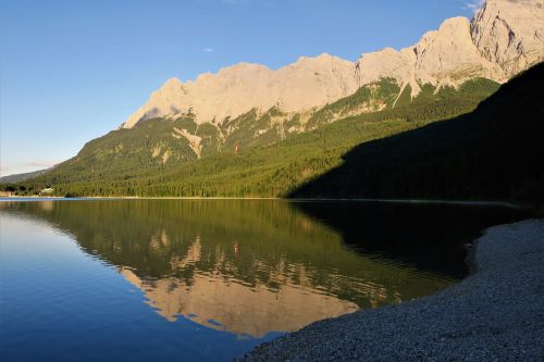 Eibsee, Oras Akmuo, Zugspitze, Vandens Atspindys, Nuotaika, Ežeras, Vanduo, Grainau, Kraštovaizdis, Bavarija, Kalnai, Kalninis Ežeras, Vakarinis Dangus, Abendstimmung, Rokas, Dangus