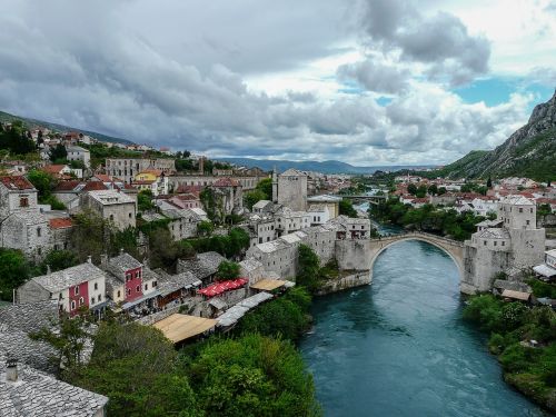 Europa, Balkanai, Bosnija, Herzegovina, Bosnija Ir Hercegovina, Mostar, Tiltas, Senas Tiltas, Stari Most, Upė, Namai, Miestas, Miestas, Debesys, Kalnai, Srautas, Kelionė, Turizmas, Unesco