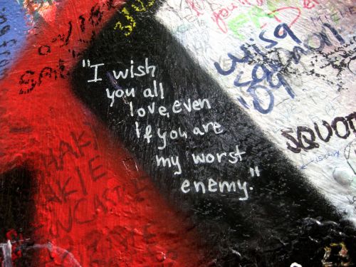 Grafiti,  Meilė,  Priešas,  Atleidimas,  Gerumas,  Tolerancija,  Taika,  (Net Jei Esate Mano Priešas)