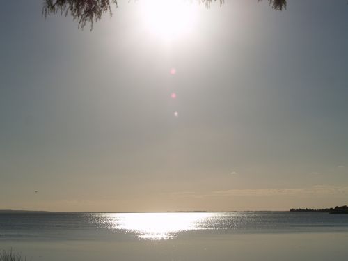 Vakaro Saulė, Ežeras, Krantas
