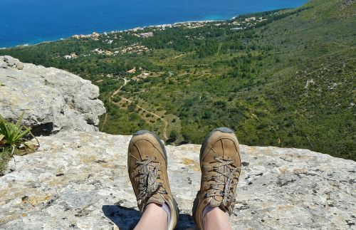 Pėdos, Pėsčiųjų Batai, Avalynė, Alpinizmo Batai, Žygiai, Shoelace, Daugiau, Žygis, Kelionė, Šventė, Perspektyva, Regėjimas, Kraštovaizdis, Rokas, Kalnai, Kalnų Žygiai, Kranto, Jūra, Iš Viršaus, Maljorka, Šiaurės Rytų Pakrantė, Į Pietus, Vaizdas, Akmuo, Vasara, Poilsis, Aukštas, Jūros Vaizdas, Platus