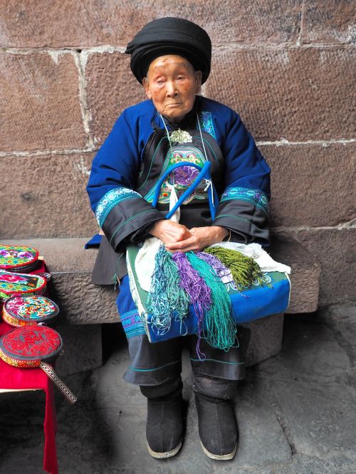 Fenghuang, Miao Močiutė, 90 Metų, Ao, Kinija, Tradiciniai Drabužiai, Pardavėjas, Lauke