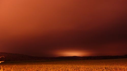 Laukas, Naktis, Sahara Dulkės, Keistas Oranžinis Dangus