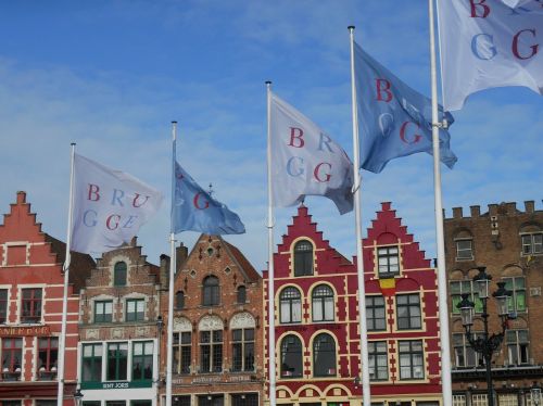 Vėliavos, Bruges, Miestas, Viduramžiai, Namo Priekis, Vėjas, Audringas, Spalvinga, Architektūra