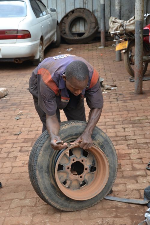 Ploktinė Padanga, Uganda, Automobilis