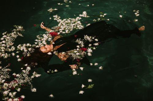Plaukiojantieji, Gėlės, Žiedlapiai, Maudytis, Plaukiojimo Baseinas, Vanduo, Moteris