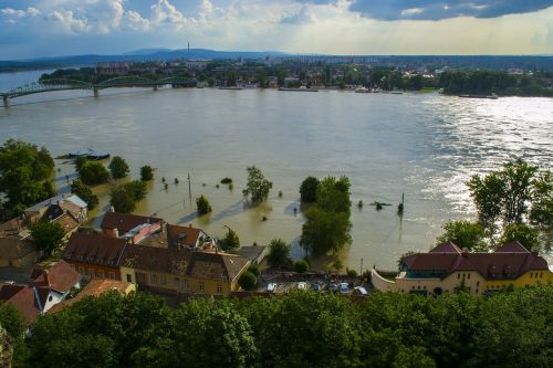 Potvynis, Danube, Smėlio Maišas, Parkas, Krepšinis, Palisade, Tiltas, Dangus, Mėlynas, Esztergom