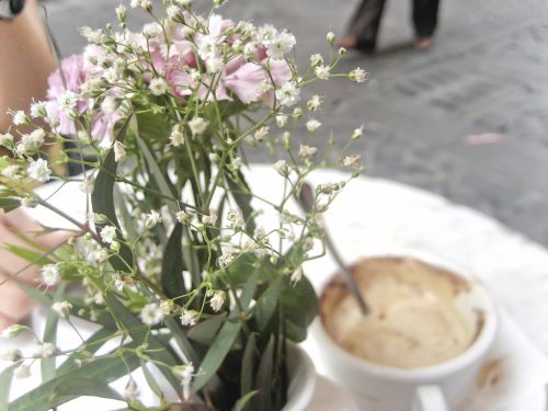 Kava,  Cappuccino,  Data,  Kavos Pupelės,  Gėlės,  Puokštė,  Gatvė & Nbsp,  Kavinė,  Šaligatvis,  Roma,  Italy,  Romantiškas,  Gėlės Ir Kava