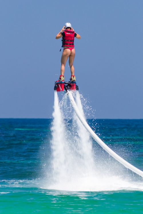 Veiksmas,  Pritraukimas,  Balansas,  Bikini,  Skristi,  Flyboard,  Plaukiojimas Laivu,  Reaktyvinė Skraidyklė,  Žmonės,  Jūra,  Sportas,  Sportas,  Vanduo,  Vandens Srovė,  Vandens Sportas,  Moteris,  Jaunas,  Flyboarding