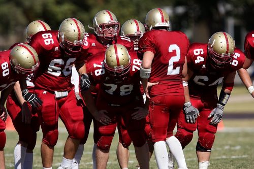 Futbolas, Amerikietiškas Futbolas, Futbolo Komanda, Komanda, Žaidėjai, Žaidimas, Sportas, Gridiron, Žolė, Sportininkas, Atletiškas, Varzybos, Sustoti, Strategija, Komandos Susitikimas, Laukas, Futbolo Aikštelė, Susitikimas, Komandinis Darbas, Žaisti Pokalbį, Planavimas, Raudona, Texas