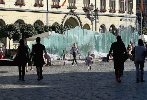 Fontanas, Wrocław, Senamiestis, Parduotuvė, Architektūra, Vroclavo Fontanas, Miesto Rotušės Plotas, Tekantis Vanduo, Vanduo, Vasara, Žmonės, Siluetai, Apšvietimas, Popietė, Šešėliai, Saulė, Buldozeriai, Tamsūs Siluetai