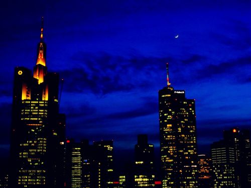 Frankfurtas, Panorama, Palėpė, Atsipalaiduoti, Miestas, Gyvenimo Būdas, Draugas, Nuotrauka, Naktis, Mėnulis, Bankas, Lauke, Vasara, Du, Mobilus, Žmonės