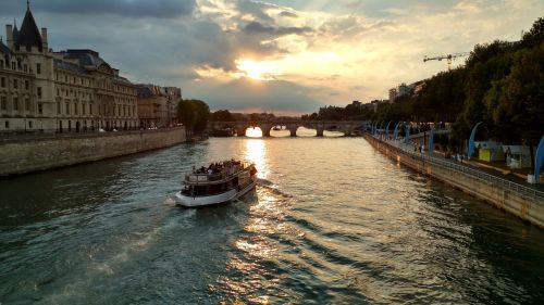 Paris, Seine, Upė, France, Prancūzų Kalba, Parisian, Europietis, Turizmas, Valtis, Kanalas, Prancūzijos Laivas, Saulėlydis, Vanduo, Miestas, Europa, Architektūra, Miesto Panorama, Pastatas, Tiltas, Pritraukimas, Turistinis, Vasara, Istorija, Senas, Debesuota