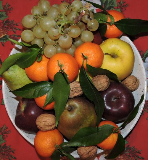 Vaisiai, Dėklas, Obuolys, Pera, Oranžinė, Mandarinas, Vynuogės, Graikiniai Riešutai, Lapai, Maisto Produktai, Maistas