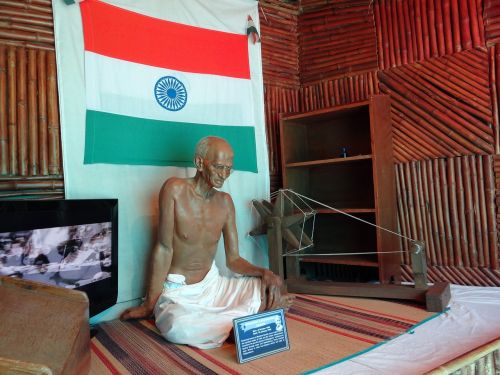 Gandhi,  Statula,  Verpimo Ratelis,  Lyderis,  Mahatma,  Sėdi,  Vėliava,  Trispalvis,  Bangalore,  Indija