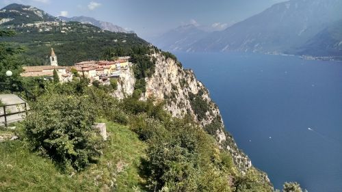 Garda, Ežeras, Italy, Kraštovaizdis, Kalnai