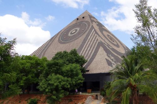Milžiniška Piramidė, Meditacija, Joga, Piramidės Slėnis, Karnataka, Indija